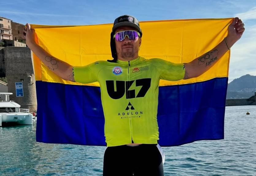 Покрутив педалі в морі: Усик у Монако покатався з користю на водному велосипеді Покрутив педалі в морі: Усик у Монако покатався з користю на водному велосипеді