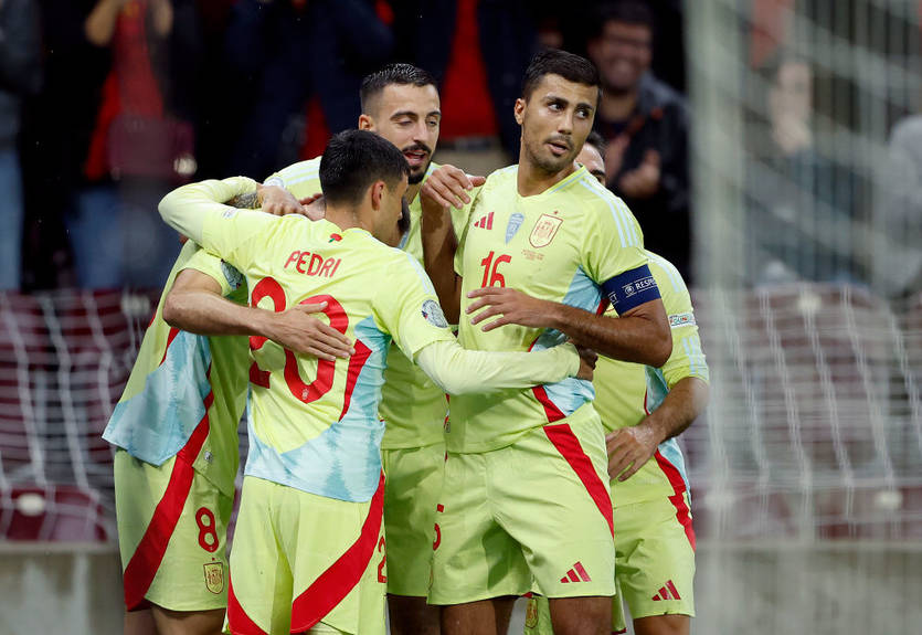 Испания, играя в меньшинстве почти весь матч, разгромила Швейцарию