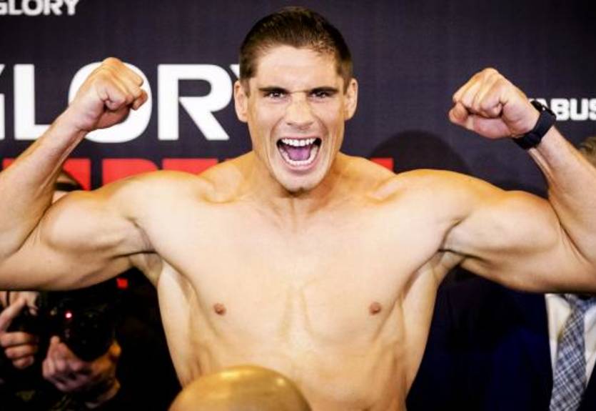 Лучший кикбоксер мира едва не нанес травму своему тренеру