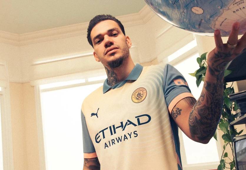 Манчестер Сити представил новую форму, созданную в коллаборации с культовой британской группой Манчестер Сити представил новую форму, созданную в коллаборации с культовой британской группой