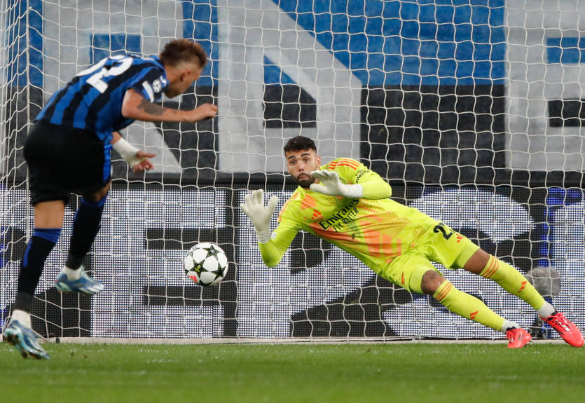 Рая героїчно врятував Арсенал у матчі з Аталантою