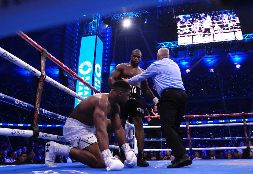 "Получил по каштанам": Дюбуа обвинили в повторении против Джошуа грязного приема, как в бою с Усиком