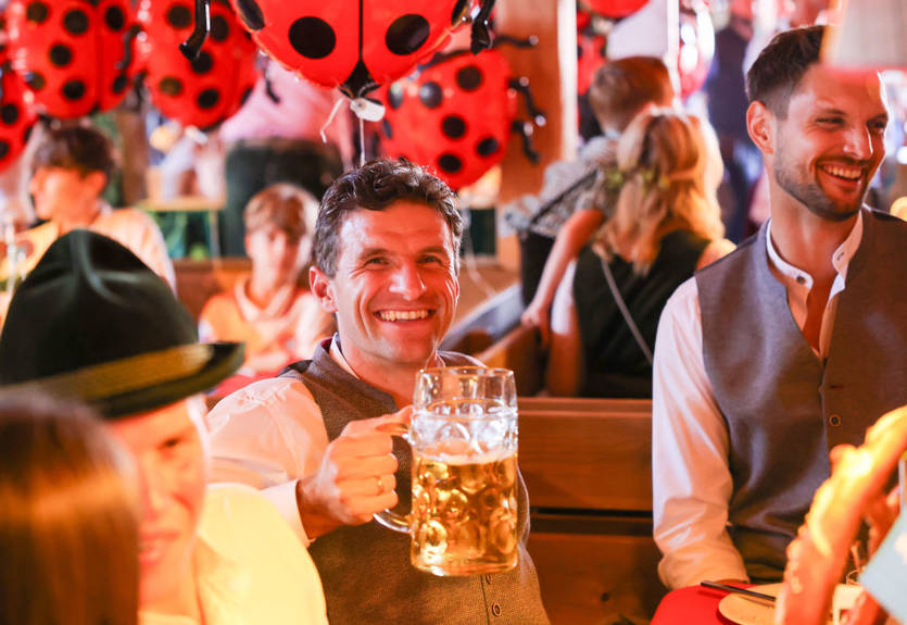 Игроки Баварии поупражнялись в традиционном для Октоберфеста занятии