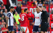 Спорное удаление Фернандеша способствовало разгрому Манчестер Юнайтед Тоттенхэмом