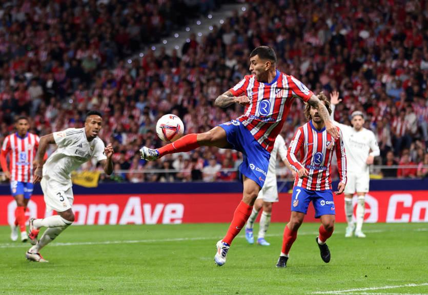 Атлетико спасся от поражения Реалу в едва не сорванном болельщиками дерби