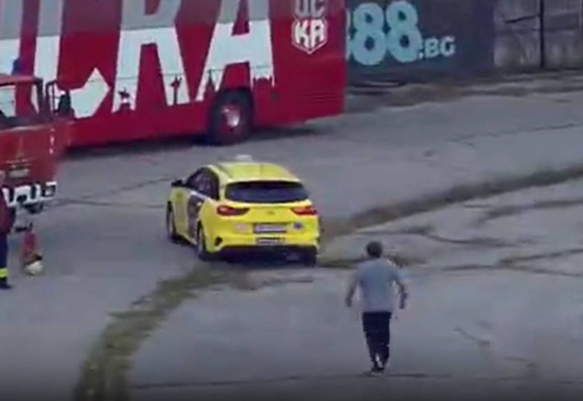 В Болгарии таксист заехал на стадион во время футбольного матча