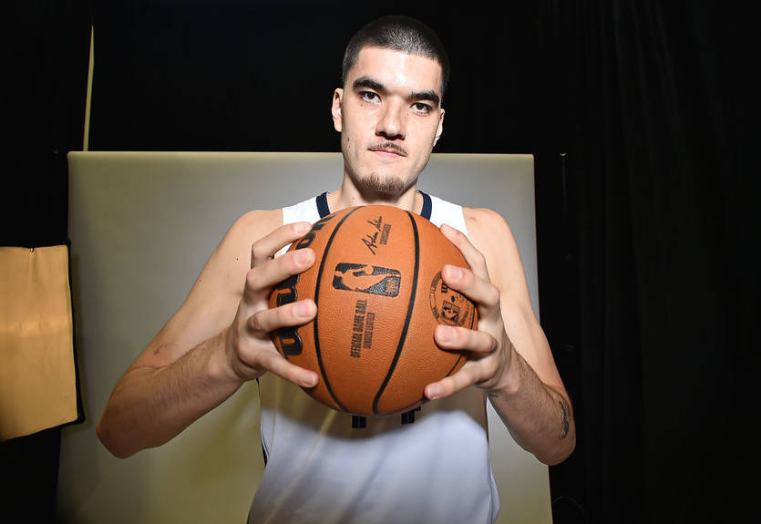 Гравці Мемфіса повторили легендарне фото найвищого і найнижчого гравців НБА