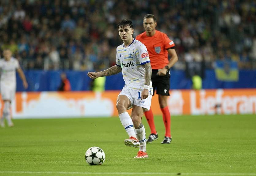 Шапаренко вступил в перепалку с фанатом, который наехал на игроков Динамо из-за поражения от Лацио Шапаренко вступил в перепалку с фанатом, который наехал на игроков Динамо из-за поражения от Лацио