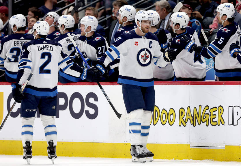 Клуб НХЛ выпустил логотип в желто-голубых цветах, центральным элементом которого является Герб Украины