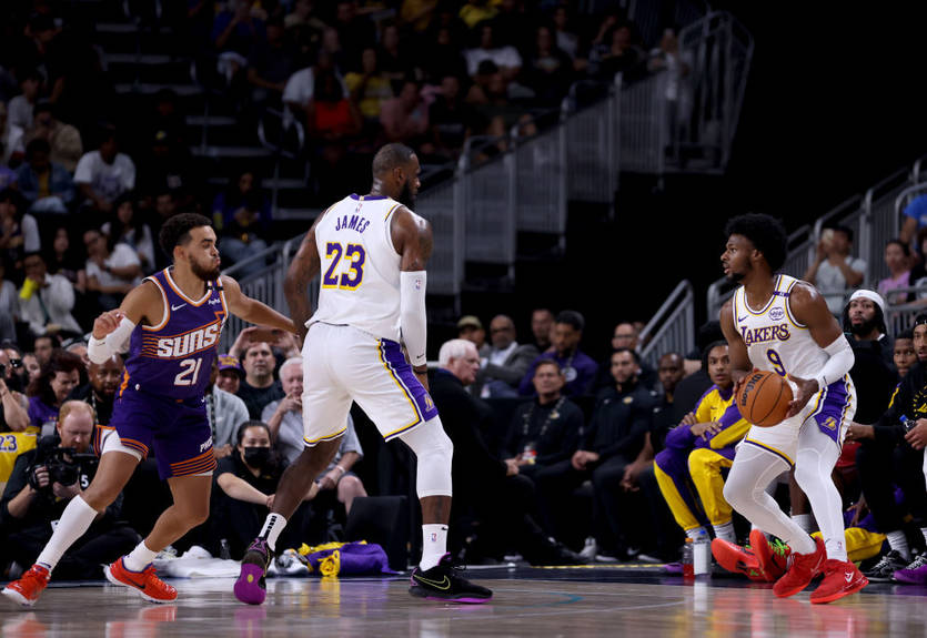 НБА. Предсезонные матчи: ЛеБрон и Бронни не спасли Лейкерс, Милуоки без Янниса уступил Детройту