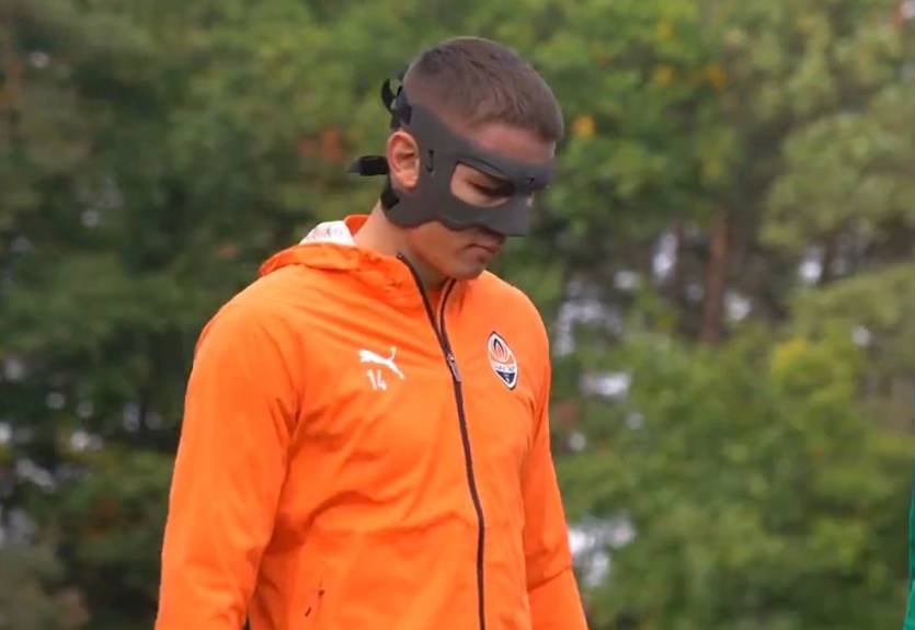 Сикан в защитной маске возобновил тренировки