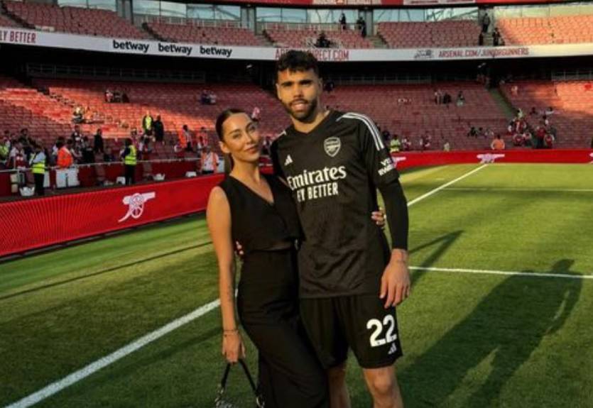 Голкипер Арсенала сделал предложение возлюбленной, а Зинченко поздравил пару с помолвкой