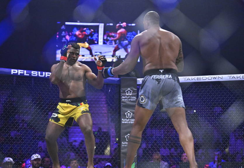 Мощный камбэк в ММА: Нганну быстро расправился с Феррейрой - видео лучших моментов боя