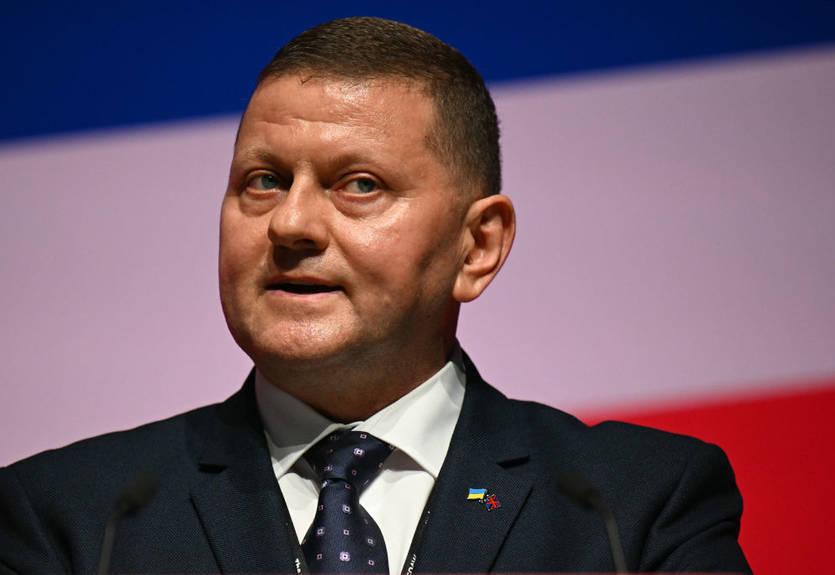 Залужний отримав іменну футболку від Шахтаря