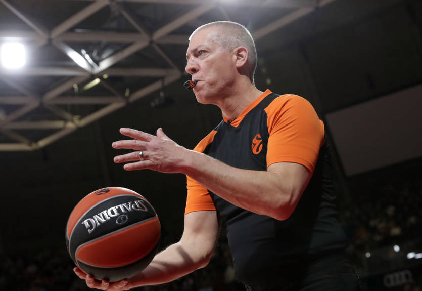 Евролига отстранила арбитра, которого поймали на краже в аэропорту