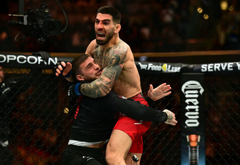 Топурія захистив титул чемпіона UFC, нокаутувавши Голловея