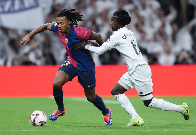 "Я окружен": Испанский певец смотрел Эль-Классико с легендами Барселоны