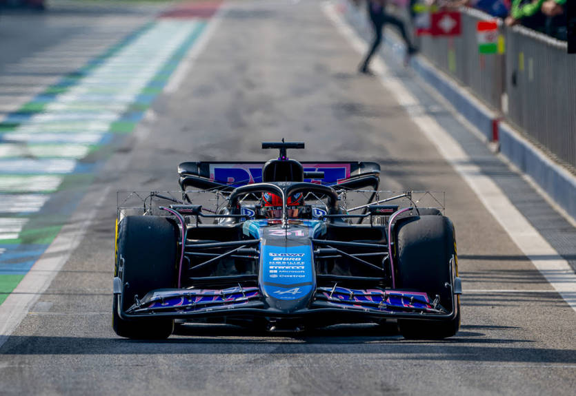 Пілот Альпін стартує з піт-лейн на Гран-прі Мексики Пілот Альпін стартує з піт-лейн на Гран-прі Мексики