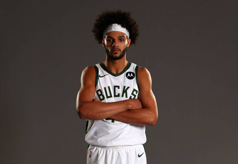 Баскетболист клуба НБА разбил автомобиль, врезавшись в жилой дом