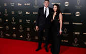 Довбик разом із дружиною в стильних образах з'явилися на червоній доріжці Золотого м'яча Довбик разом із дружиною в стильних образах з'явилися на червоній доріжці Золотого м'яча