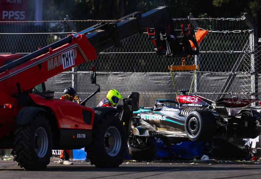Мерседес довелося відмовитися від оновлень через нещодавні аварії Мерседес довелося відмовитися від оновлень через нещодавні аварії