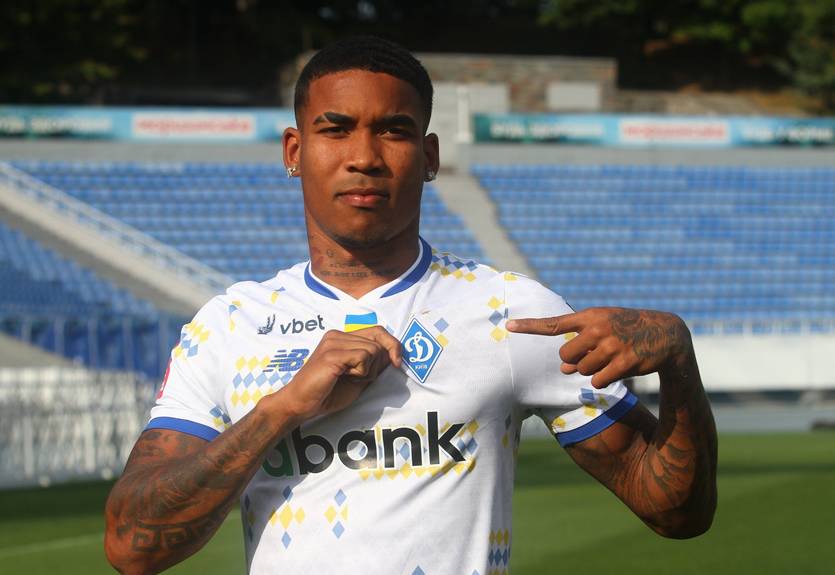 Гравець Динамо почав зустрічатися з дівчиною, яка має дитину від його ексодноклубника Гравець Динамо почав зустрічатися з дівчиною, яка має дитину від його ексодноклубника