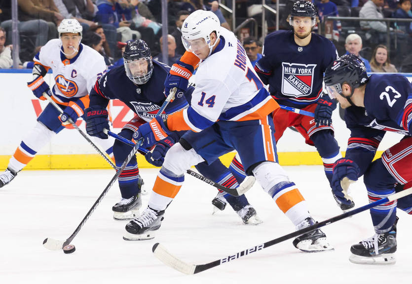 НХЛ: Рейнджерс одолели Айлендерс, Виннипег обыграл Тампу, победы Бостона, Каролины и Эдмонтона