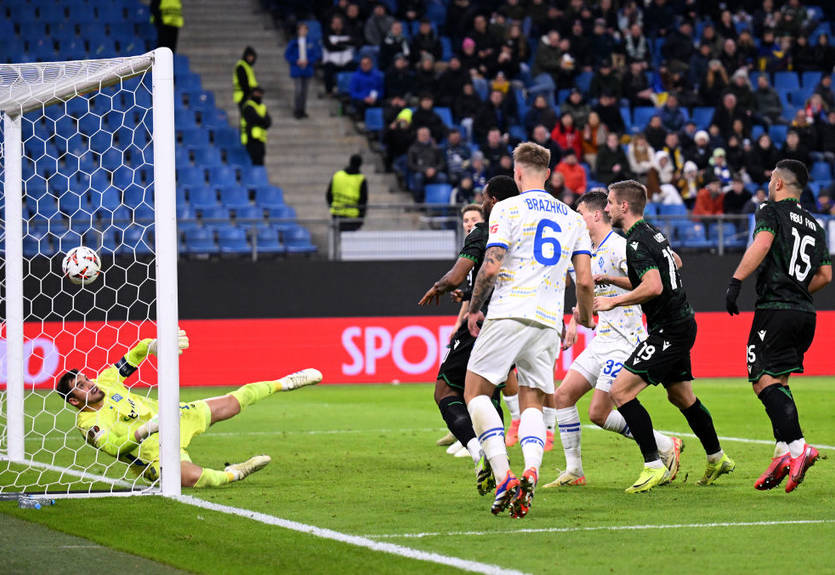 Динамо, играя практически весь матч в меньшинстве, разгромно уступило Ференцварошу