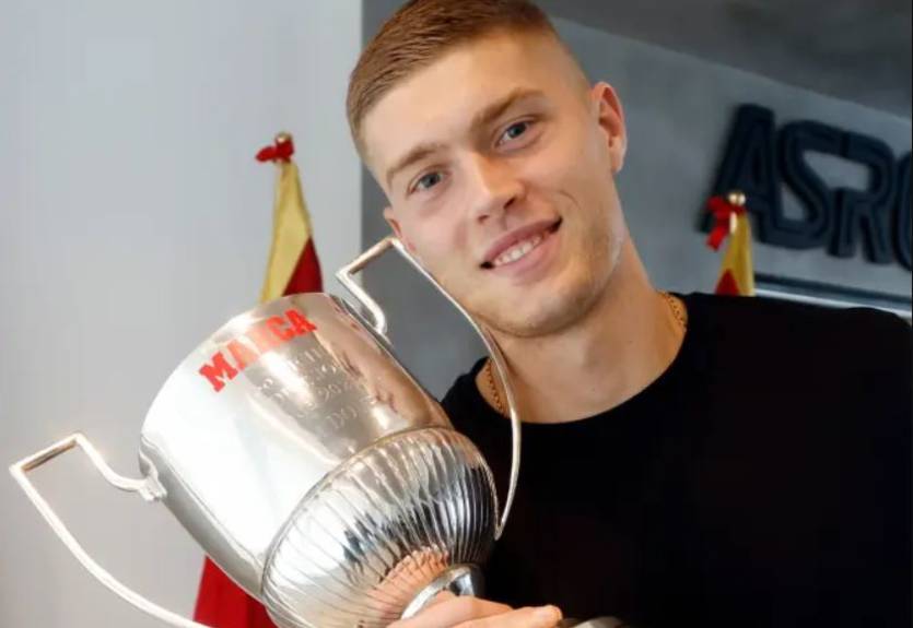 Довбику наконец вручили награду лучшему бомбардиру Ла Лиги Довбику наконец вручили награду лучшему бомбардиру Ла Лиги