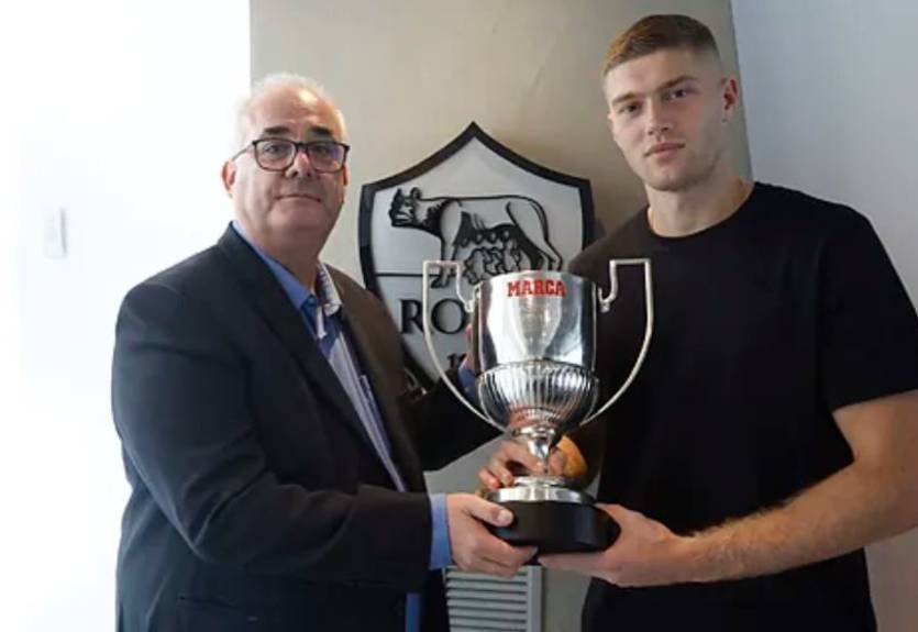 "Этот трофей принадлежит всем": Довбик поблагодарил Жирону после получения награды Пичичи