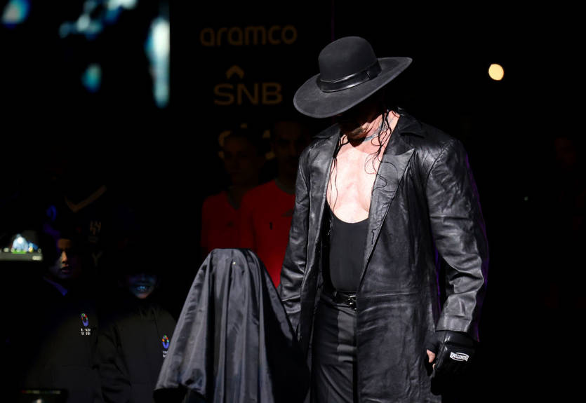 Известный рестлер принял участие в промо нового комплекта формы Дженоа Малиновского Известный рестлер принял участие в промо нового комплекта формы Дженоа Малиновского