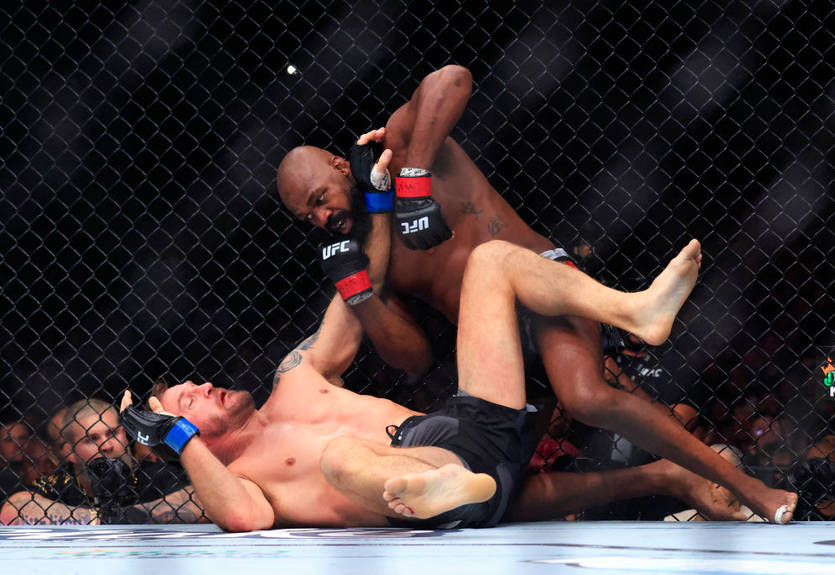 Джонс нокаутировал Миочича и защитил титул