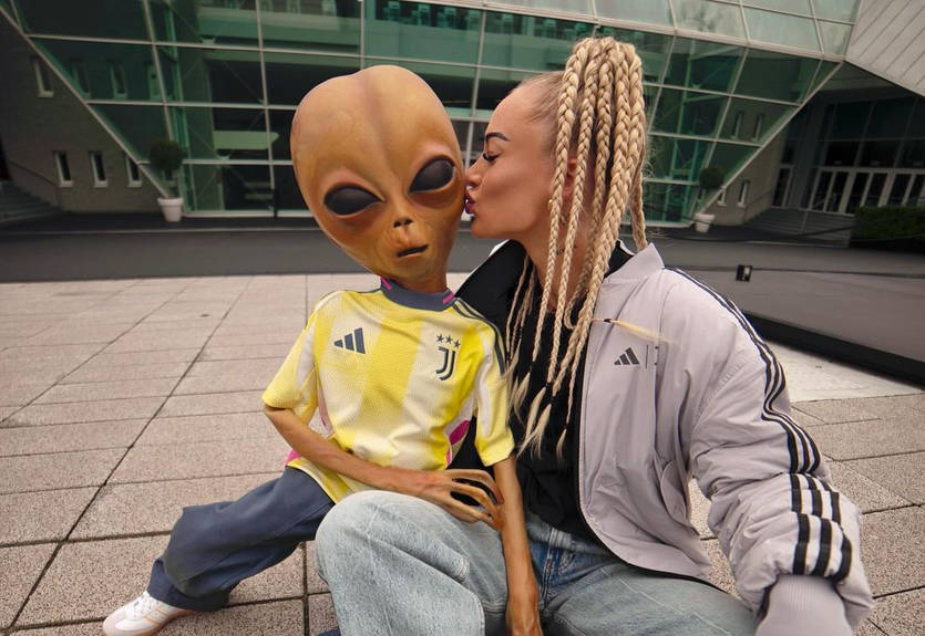Найсексуальніша футболістка світу поцілувалася з інопланетянином