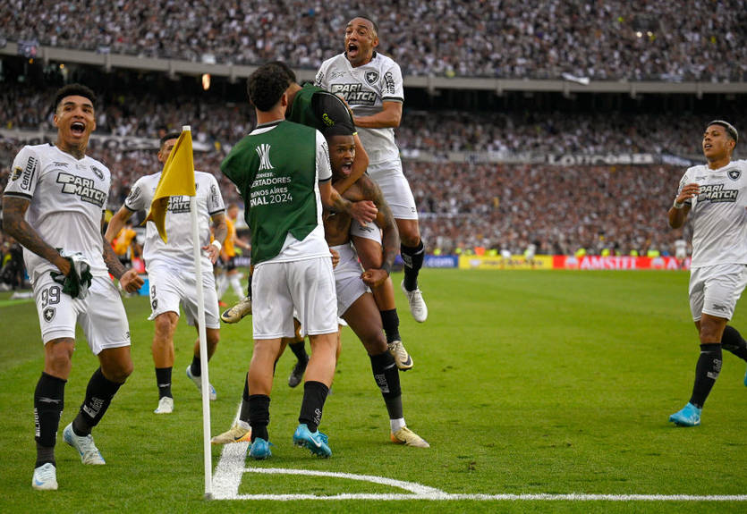 Ботафогу впервые в истории выиграл Кубок Либертадорес, играя в финале турнира почти весь матч в меньшинстве Ботафогу впервые в истории выиграл Кубок Либертадорес, играя в финале турнира почти весь матч в меньшинстве