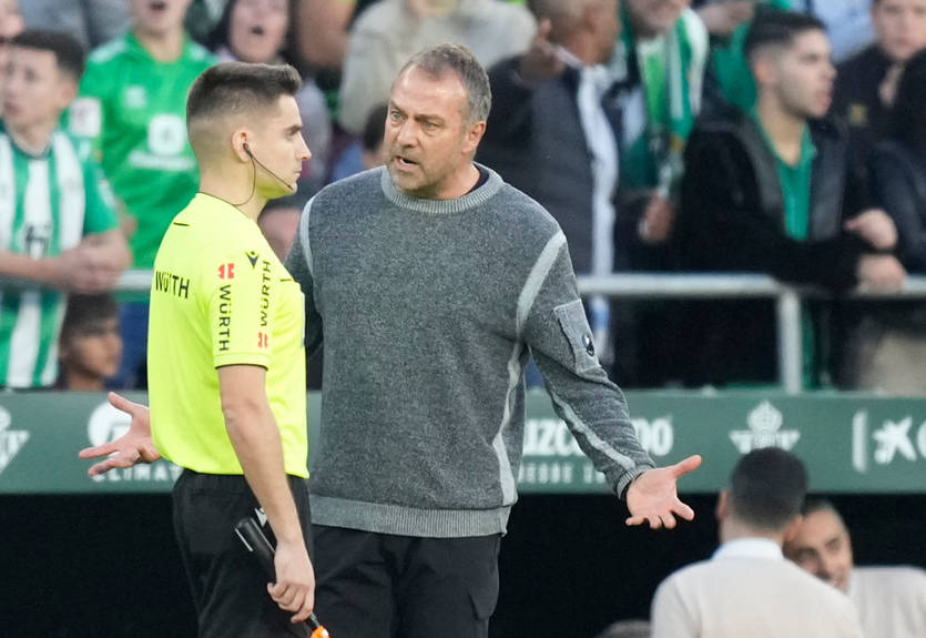 Барселона намерена оспорить удаление Флика в матче с Бетисом