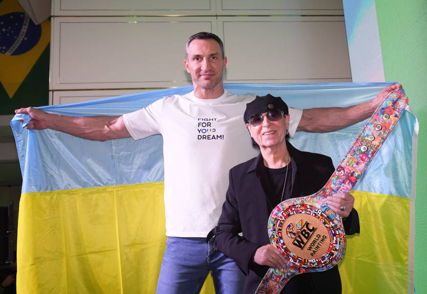 WBC вручила Владимиру Кличко памятный пояс