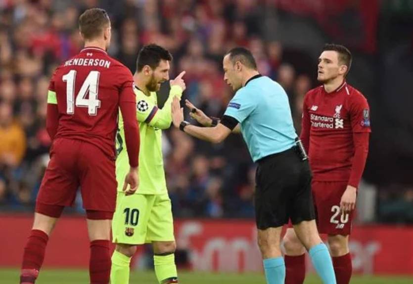 Робертсон ударил Месси по голове - его могли удалить за это