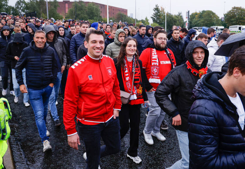 10 фанатов МЮ были арестованы за драку перед матчем Лиги Европы, заодно поймали выращивающую каннабис женщину