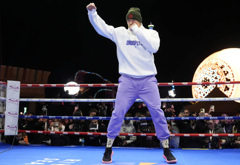 Ф'юрі вийшов і пішов, Усик влаштував шоу і попрацював у ринзі: відео відкритого тренування