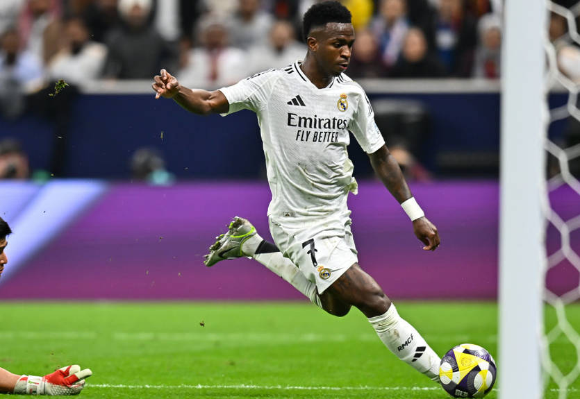 Вінісіус - хрещений батько: найкращий футболіст світу поділився фото з цікавим подарунком