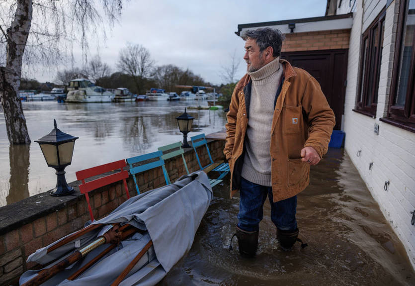 Президент английского клуба на каяке проплыл по полю собственного стадиона