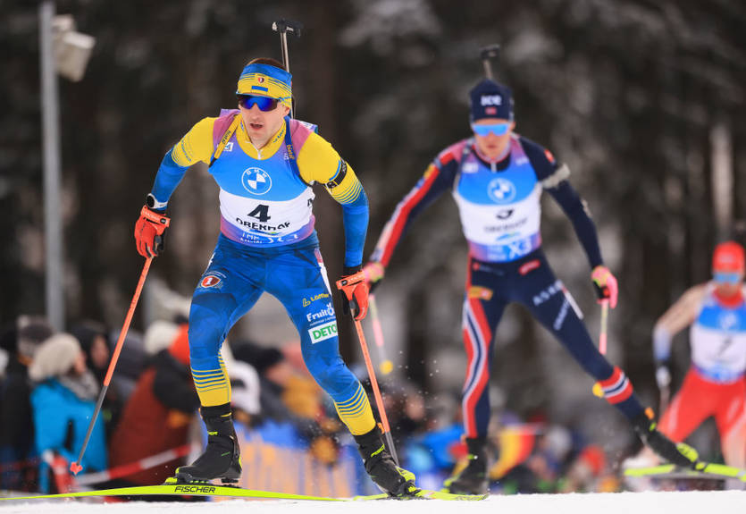 Усі учасники квіткової церемонії після пасьюту в Обергофі підняли прапор України