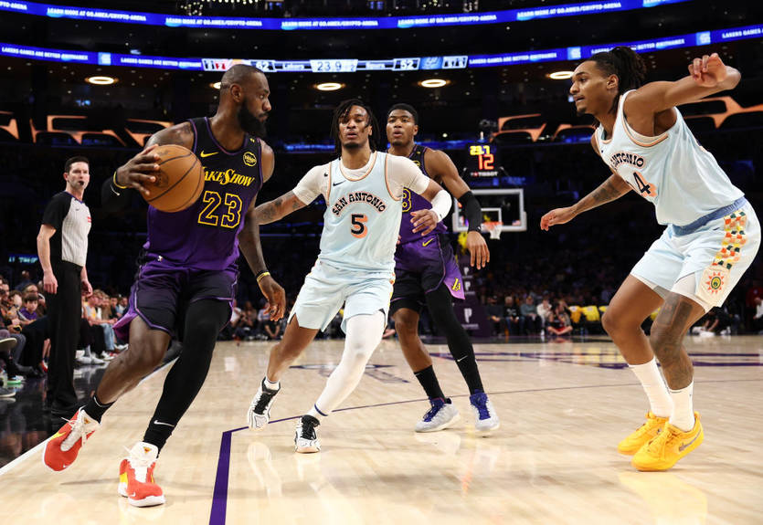 НБА: Хьюстон взял верх над Мемфисом, Лейкерс уступили Сан-Антонио