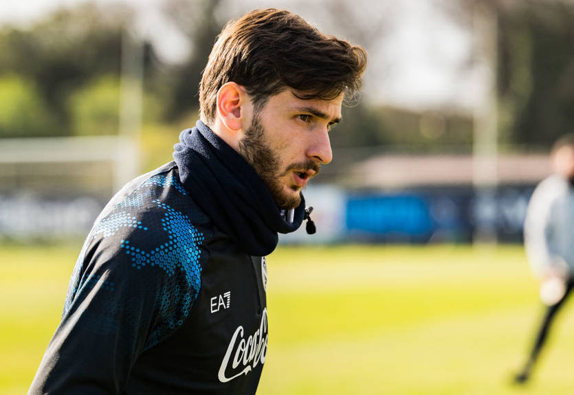 Кварацхелия трогательно попрощался с Наполи перед муралом Диего Марадоны Кварацхелия трогательно попрощался с Наполи перед муралом Диего Марадоны