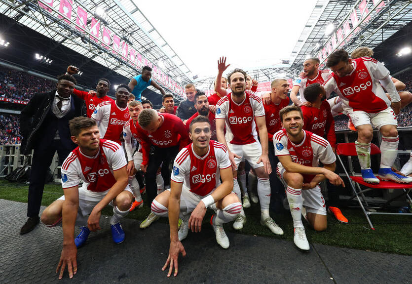 Аякс уже отпраздновал чемпионство невзирая на то, что у ПСВ остались шансы на победу