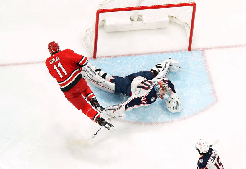 НХЛ: Каролина переиграла Коламбус, Рейнджерс "уничтожили" Филадельфию