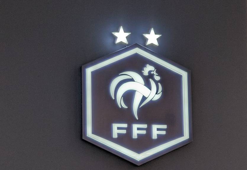 Усі матчі у Франції цього тижня розпочнуться з хвилини мовчання Усі матчі у Франції цього тижня розпочнуться з хвилини мовчання