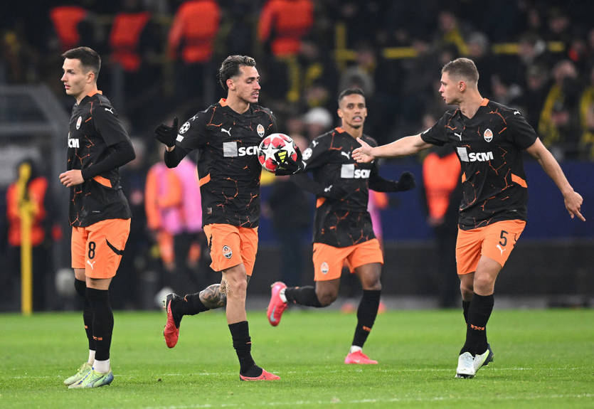 Шахтер забил в ворота Боруссия Д, воспользовавшись ужасной ошибкой вратаря Шахтер забил в ворота Боруссия Д, воспользовавшись ужасной ошибкой вратаря