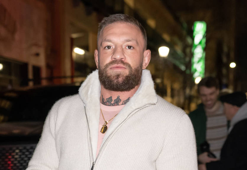 "Что ты мне сделаешь?": Макгрегор плюнул в лицо фанату