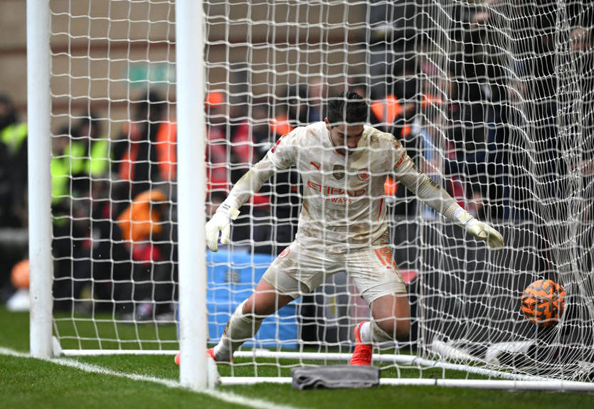 Манчестер Сіті пропустив неймовірний гол з центру поля в Кубку Англії Манчестер Сіті пропустив неймовірний гол з центру поля в Кубку Англії